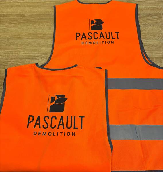 Gilets de sécurité EPI personnalisés pour chantier : marquage textile et impression professionnelle pour vêtements de travail haute visibilité.