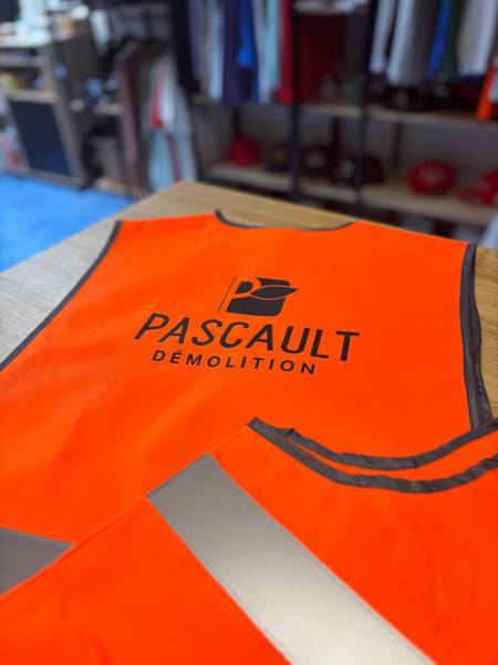 Gilets de sécurité EPI personnalisés pour chantier : marquage textile et impression professionnelle pour vêtements de travail haute visibilité.