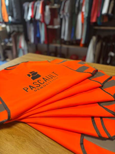 Gilets de sécurité EPI personnalisés pour chantier : marquage textile et impression professionnelle pour vêtements de travail haute visibilité.