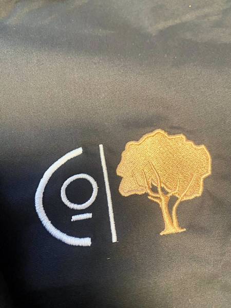 Fourniture et personnalisation de chemises professionnelles pour les serveurs du restaurant Le Clos des Oliviers à Saint-Gély-du-Fesc, proche de Montpellier.