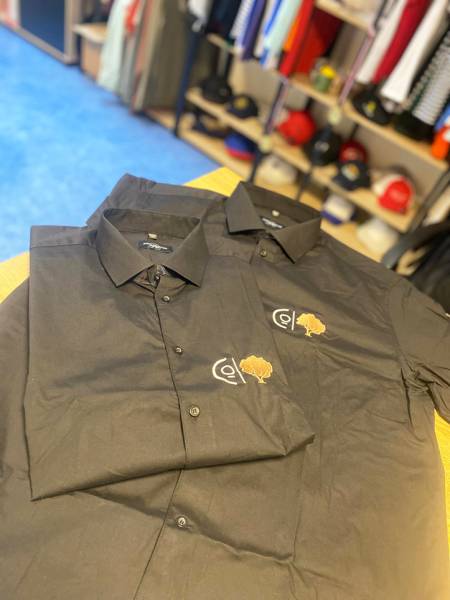 Fourniture et personnalisation de chemises professionnelles pour les serveurs du restaurant Le Clos des Oliviers à Saint-Gély-du-Fesc, proche de Montpellier.