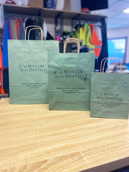 Sacs kraft personnalisés pour Le Moulin de la Dentelle à Villeveyrac proche de Béziers : impression sérigraphie, goodies et objets publicitaires durables et élégants. Impression sac livraison partout en France
