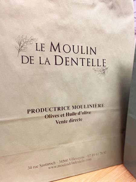 Sacs kraft personnalisés pour Le Moulin de la Dentelle à Villeveyrac : impression sérigraphie, goodies et objets publicitaires durables et élégants.