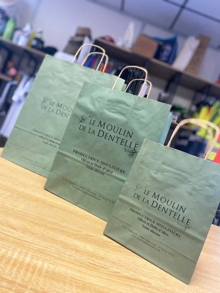 Sacs kraft personnalisés pour Le Moulin de la Dentelle à Villeveyrac, proche de Sète : impression sérigraphie, goodies et objets publicitaires durables et élégants.