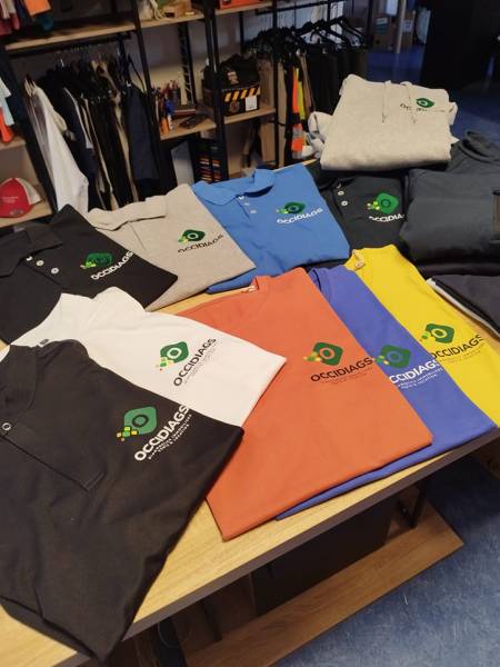 Tee-shirts 100 % coton bio, fabriqués au Portugal (Native Spirit NS3441IC) Polos cuisine col mandarin 100 % polyester recyclé (PR646) Sweats à capuche à épaules tombantes en coton bio (NS436) Vestes molletonnées 80 % coton / 20 % polyester (K472)