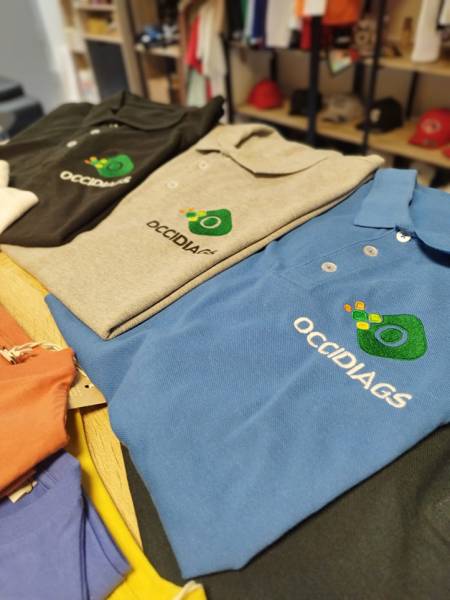Tee-shirts 100 % coton bio, fabriqués au Portugal (Native Spirit NS3441IC) Polos cuisine col mandarin 100 % polyester recyclé (PR646) Sweats à capuche à épaules tombantes en coton bio (NS436) Vestes molletonnées 80 % coton / 20 % polyester (K472)