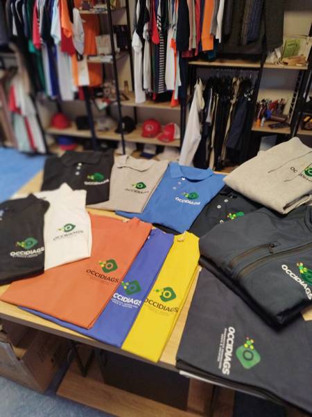 Tee-shirts 100 % coton bio, fabriqués au Portugal (Native Spirit NS3441IC) Polos cuisine col mandarin 100 % polyester recyclé (PR646) Sweats à capuche à épaules tombantes en coton bio (NS436) Vestes molletonnées 80 % coton / 20 % polyester (K472)