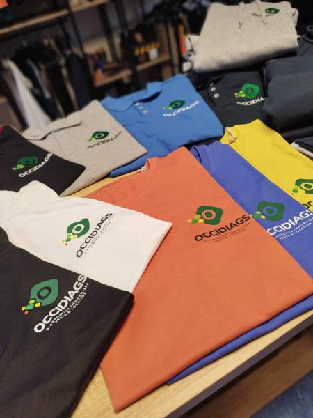 Tee-shirts 100 % coton bio, fabriqués au Portugal (Native Spirit NS3441IC) Polos cuisine col mandarin 100 % polyester recyclé (PR646) Sweats à capuche à épaules tombantes en coton bio (NS436) Vestes molletonnées 80 % coton / 20 % polyester (K472)