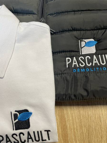 Broderie sur doudounes sans manche et impression DTF sur tee shirt pour la société Pascault Démolition à Descartes, proches de Châtellerault Région Centre-Val de Loire.
