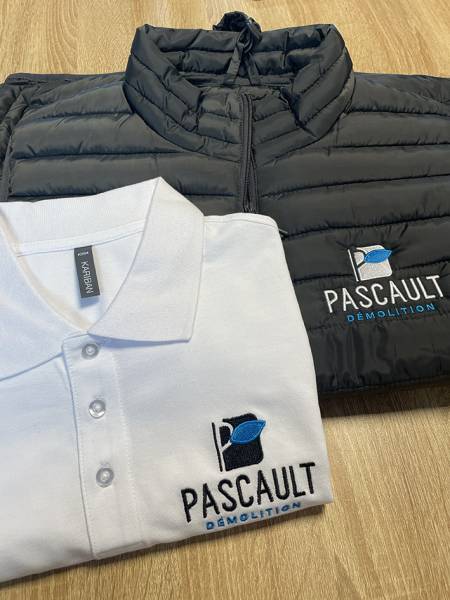 Broderie sur doudounes sans manche et impression DTF sur tee shirt pour la société Pascault Démolition à Descartes, proches de Châtellerault Région Centre-Val de Loire.