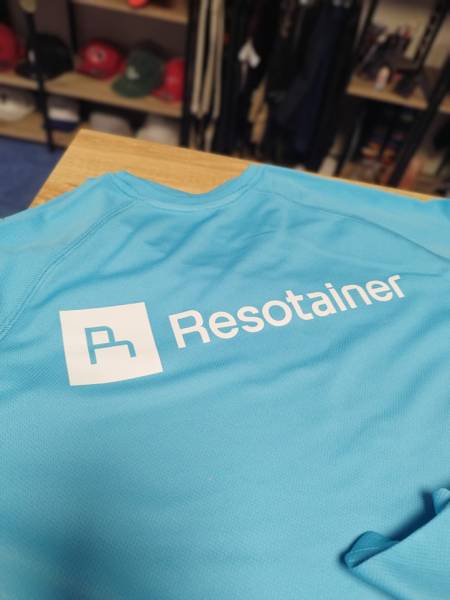 Fourniture et impression de tee-shirts respirants personnalisés pour le réseau Resotainer à l’occasion d’une course. Impression textile professionnelle à Séte proche de Béziers