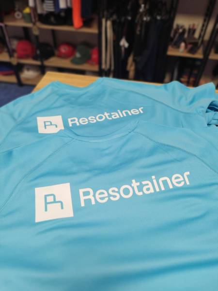 Fourniture et impression de tee-shirts respirants personnalisés pour le réseau Resotainer à l’occasion d’une course. Impression textile professionnelle à Séte proche de Béziers
