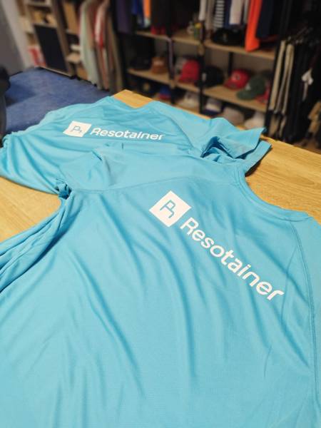 Fourniture et impression de tee-shirts respirants personnalisés pour le réseau Resotainer à l’occasion d’une course. Impression textile professionnelle à Séte proche de Béziers